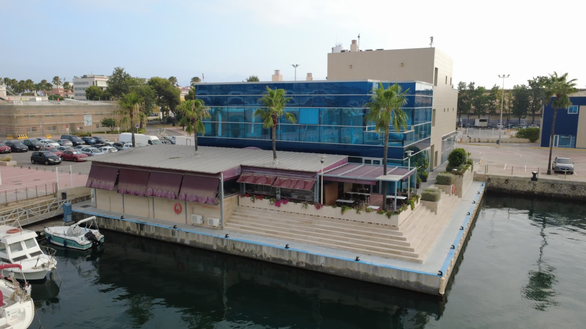 Vista aérea de Marina Port Castelló, el restaurante y los locales comerciales junto al agua